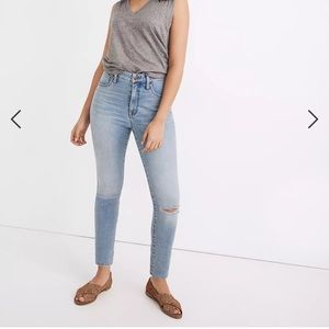 Madewell Jeans - Tall Curvy Roadtripper Authentic Jeans in Benton Wash: Knee-Rip